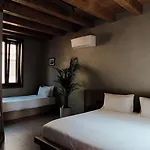 מלון Faces & Places Boutique טיראנה
