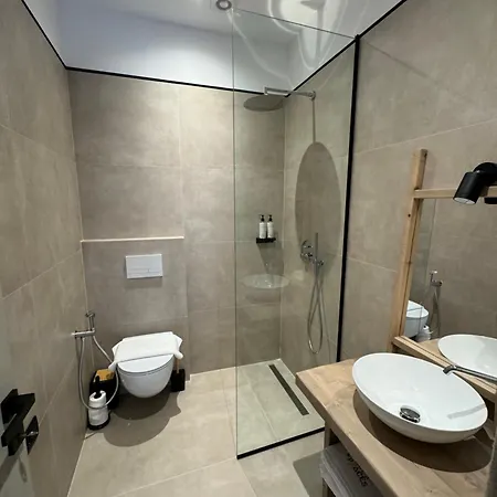 Faces & Places Boutique 地拉那